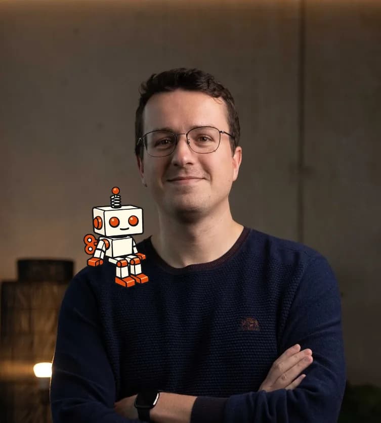 Glenn Note, oprichter van Simulacrum, met de Simulacrum-robot op zijn schouder.